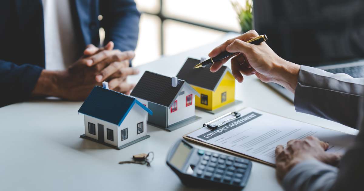 two people discussing house sale